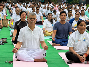 hudco-celebrates-12th-international-yoga-day-with-enthusiastic-participation